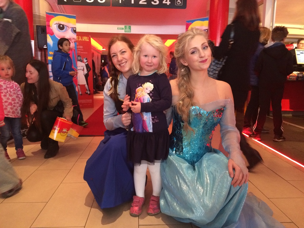 Elsa og Anna fra Frost var på den store familiedagen i fjor
