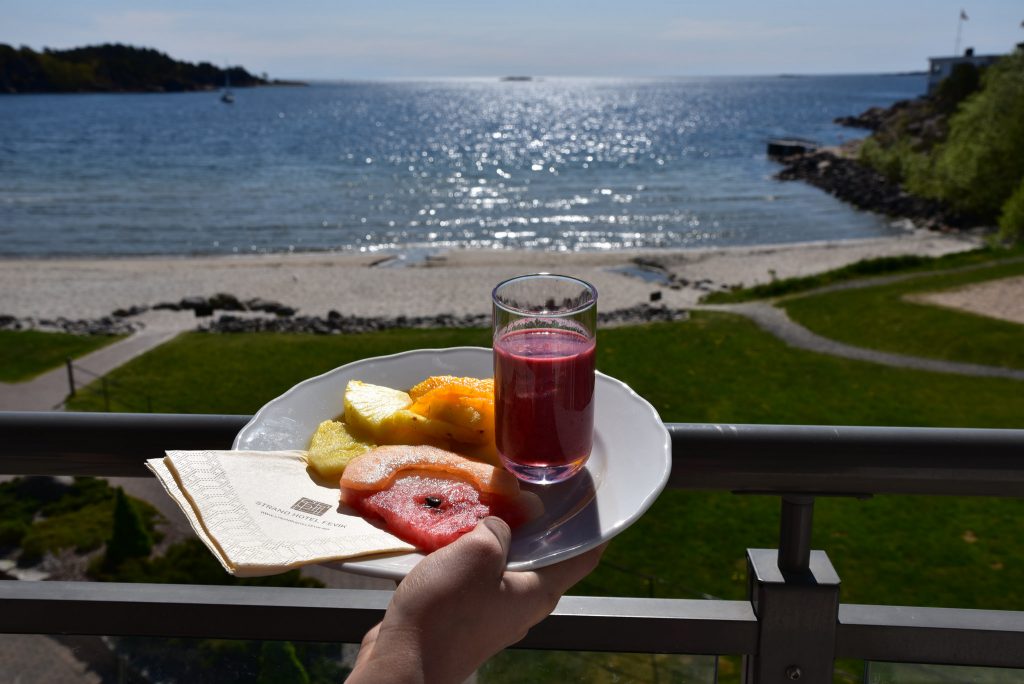 Frukt og hotellets egen smoothie nytes på verandaen på Strand Hotel Fevik. Foto E. Høibo©Visit Sørlandet
