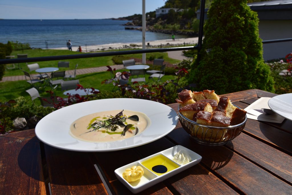 Fiskesuppe servert med utsikt på Strand Hotel Fevik. Foto: Elisabeth Høibo©Visit Sørlandet