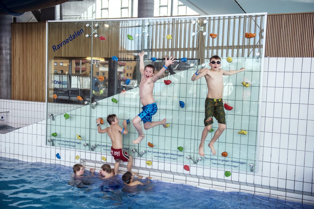 Barn på sommerleir i klatreveggen på Aquarama Bad