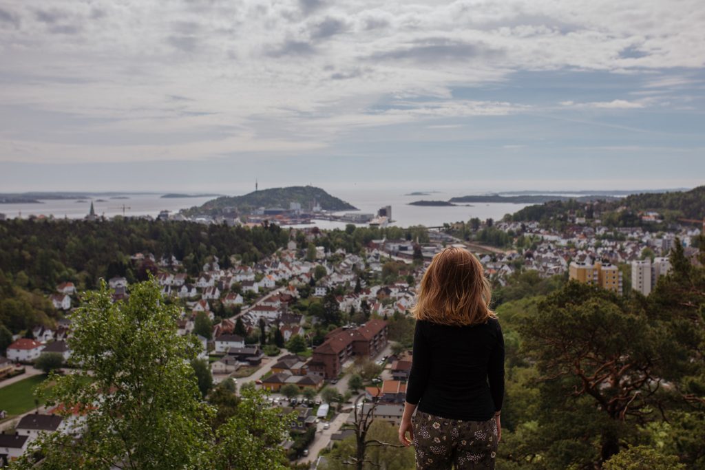 På toppen av Ravneheia får du utsikt over Kristiansand Foto Victoria Nevland©Visit Sørlandet.