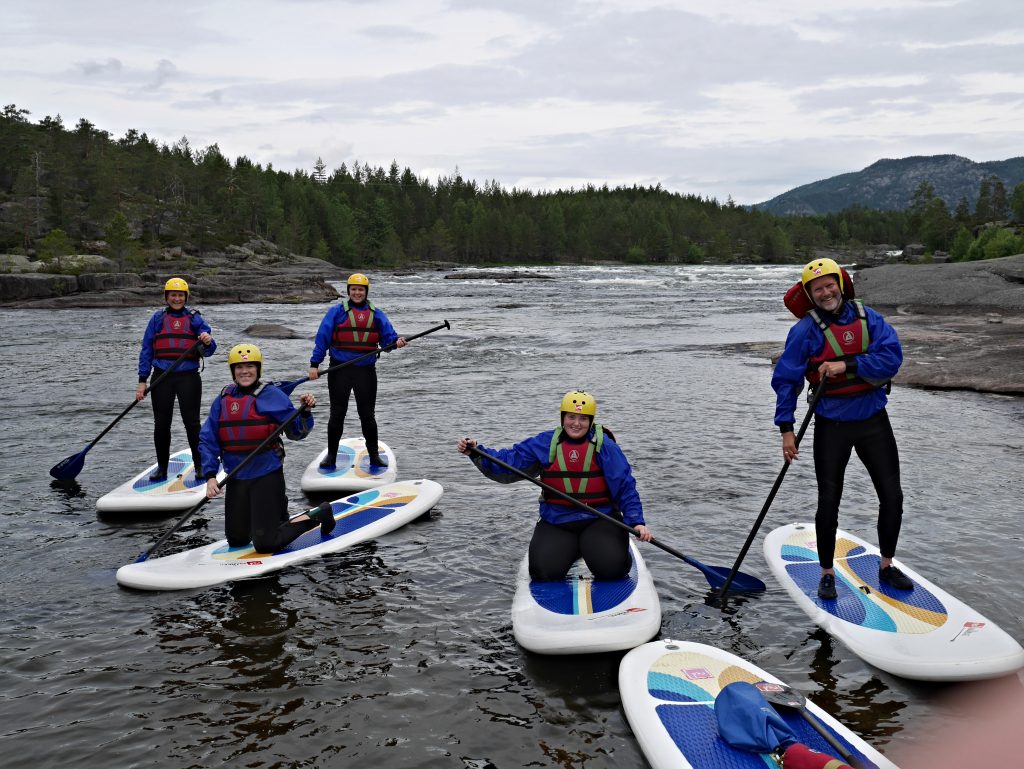 Kjempegøy med SUP i Otra på Evje. Foto: Visit Sørlandet