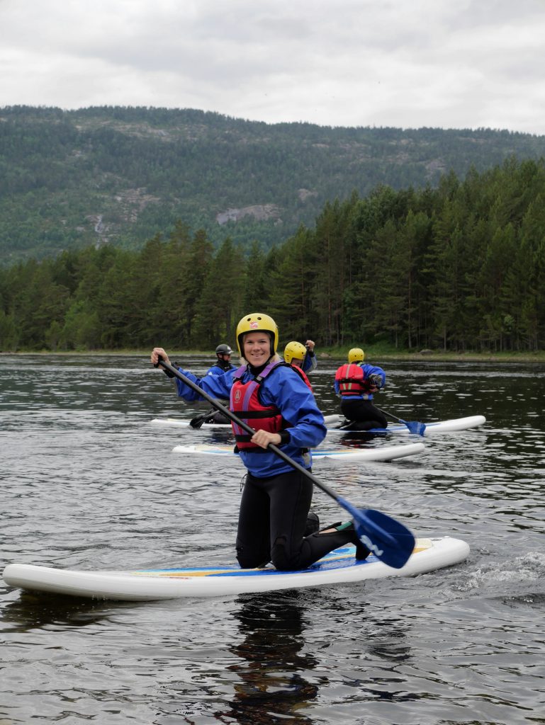 Første steg på SUP er å få balansen på brettet. Foto: Elisabeth Høibo©Visit Sørlandet