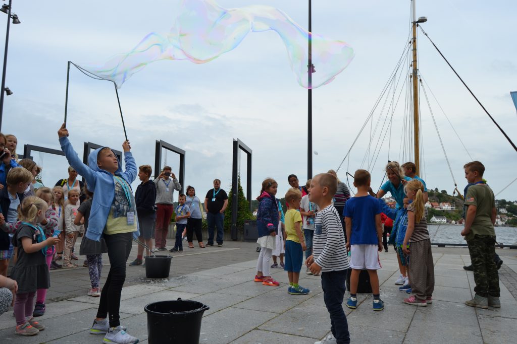 Kl 15.00 er det mulig å lage Megasåpebobler. Foto: E. Høibo©Visit Sørlandet