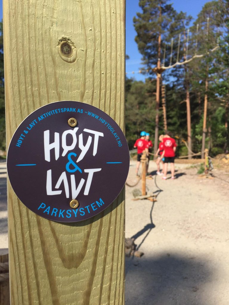 På Høyt & Lavt Kristiansand får du nøye gjennomgang av utstyret før du klatrer opp i tretoppene. Foto: E. Høibo©Visit Sørlandet