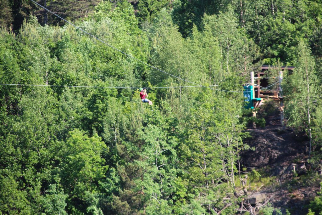 Utfordre deg selv med en klatretur i klatreparken Høyt & Lavt Kristiansand. Foto: Inger Hutchinson©Visit Sørlandet