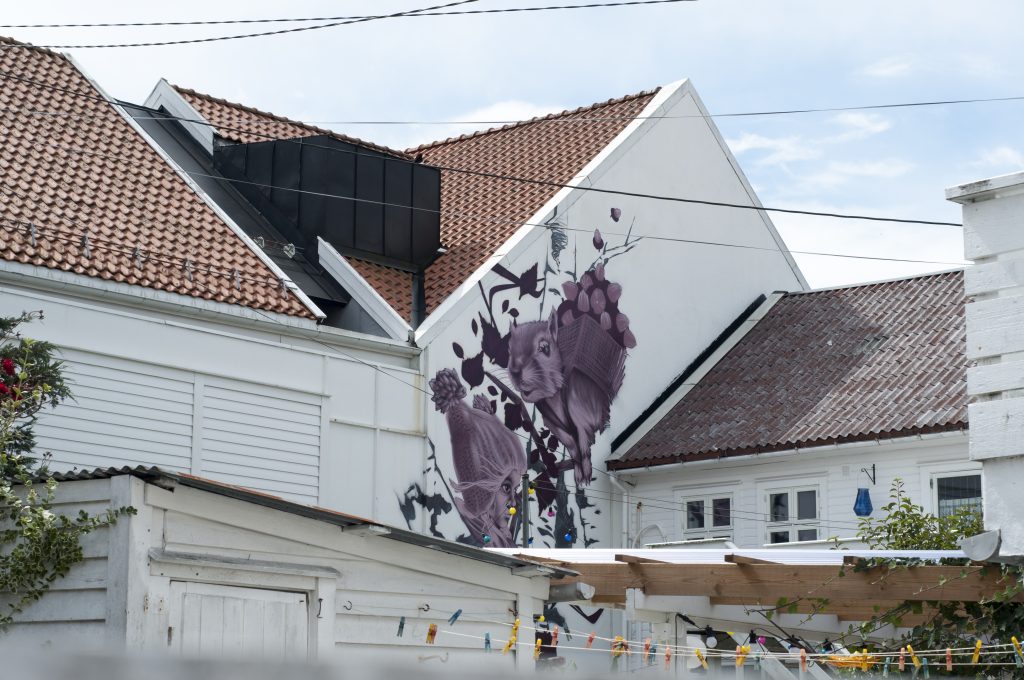 Street art med jente og ekorn på vegg i Flekkefjord