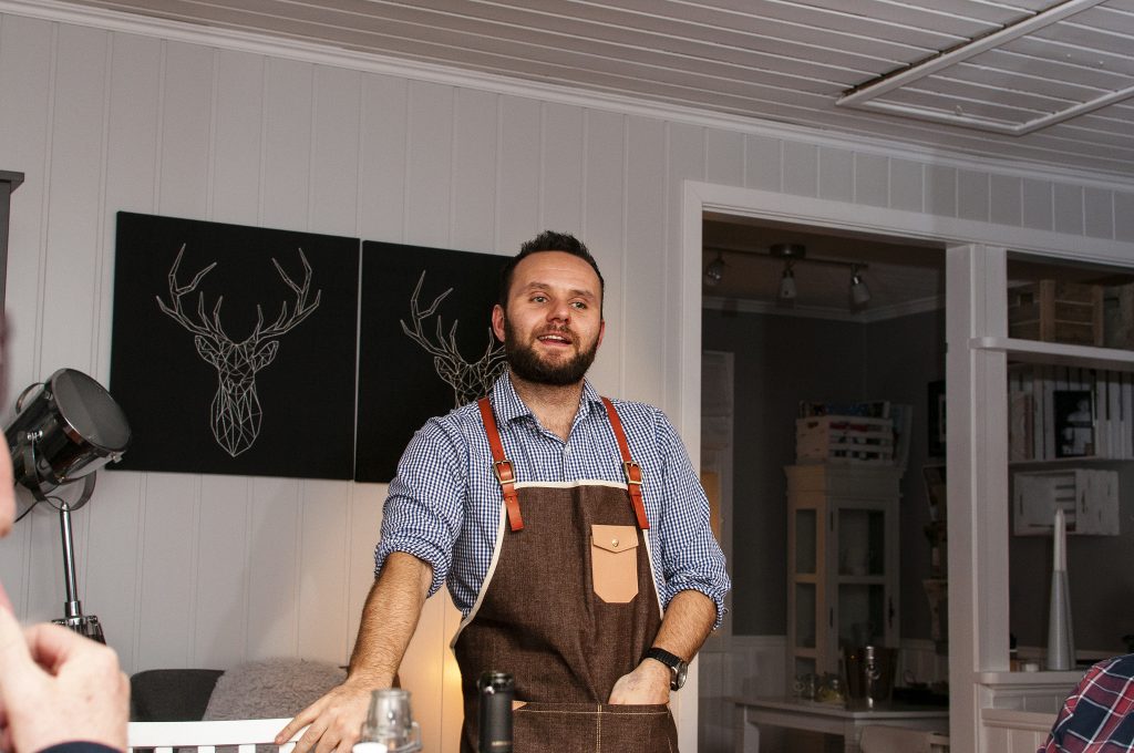 Rolf presenterer menyen på EatWith Kristiansand