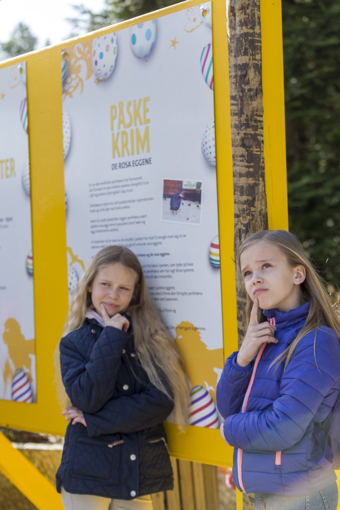 To jenter på påskekrim i Dyreparken Kristiansand