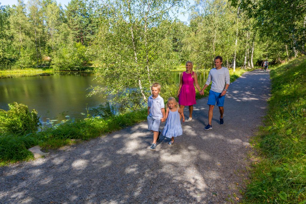 I Baneheia finner du badeplasser, turløye og svaberg, kun et steinkast unna byen. Foto: Landskapsfotografene©Visit Sørlandet