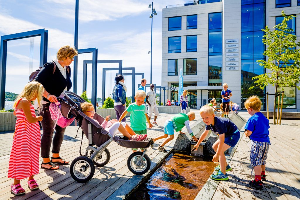 Barn i aktivitet utenfor Vitensenteret Sørlandet i Arendal.