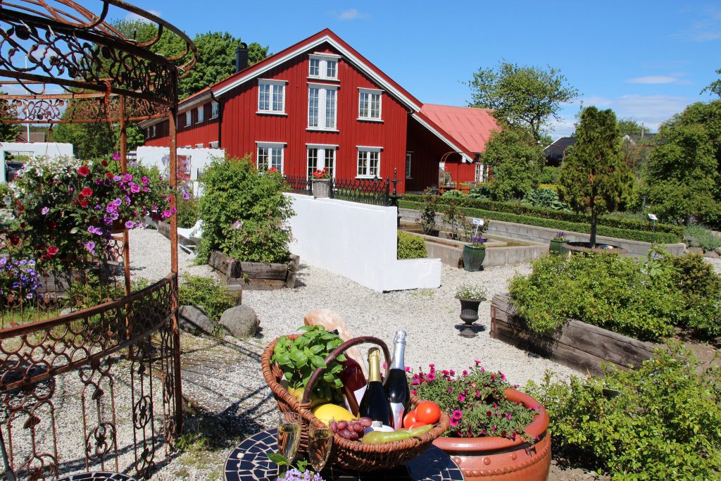 Kjører du til Tromøya utenfor Arendal, kan du nyte livet på Bjellandstrand gård. Foto: I. Hutchinson©Visit Sørlandet
