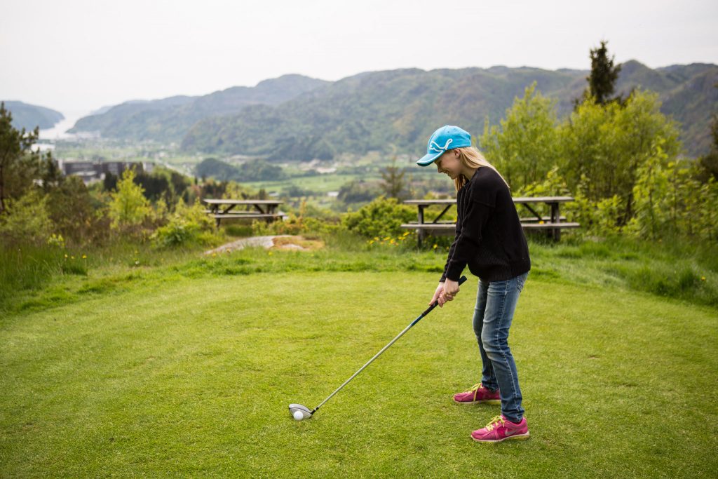 Bestill golfferie på en av Norges beste golfbane. Bor du på The Bølgen & Moi hotel Utsikten får du utsøkt vin og lekker mat. Foto: Adam Read©Visit Sørlandet.