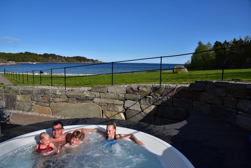 Strand hotel Fevik har boblebad ute og en velværeavdeling inne, akkurat passe stor til å nyte sommeren. Foto: E. Høibo©Visit Sørlandet