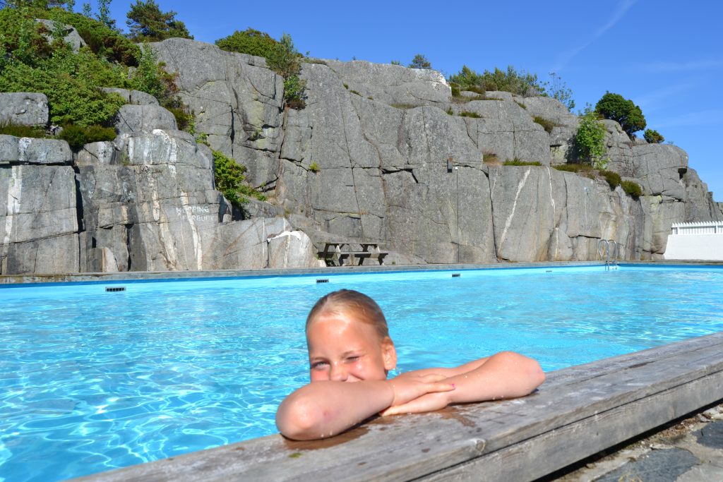 Nyt deilige dager ved bassengkanten på Skottevik feriesenter. Foto: E.Høibo©Visit Sørlandet