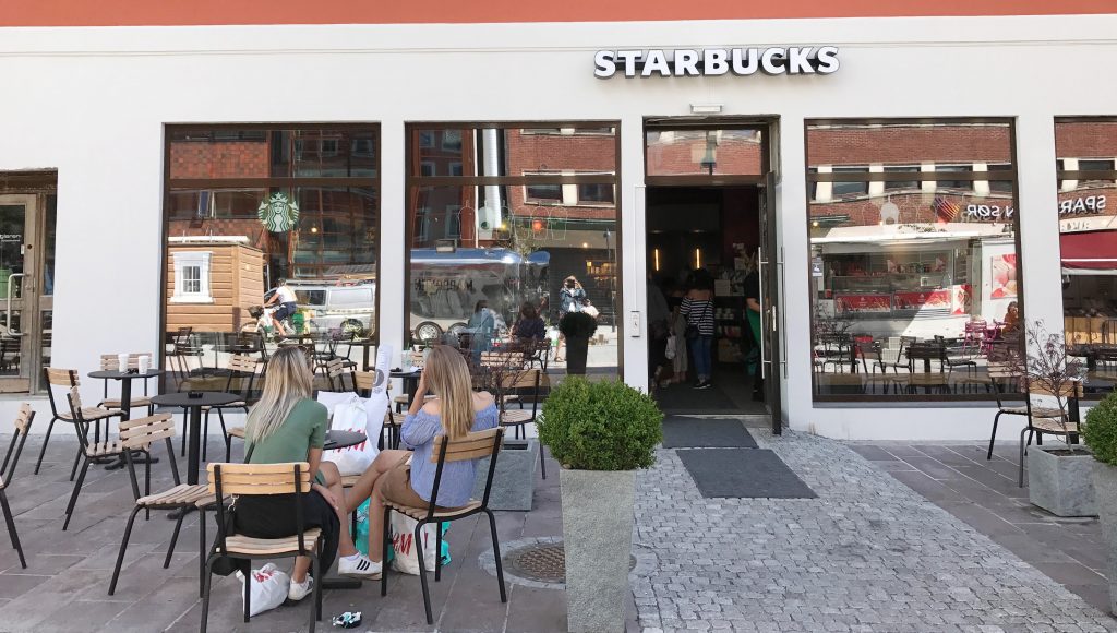 Uteservering på Starbucks i Kristiansand