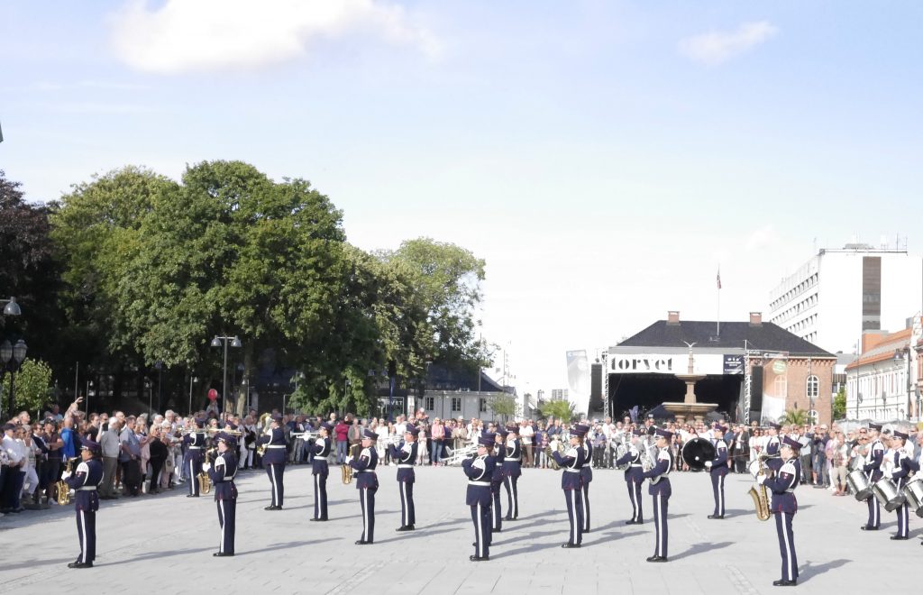 Drilloppvisning med Tveit Union Musikkorps