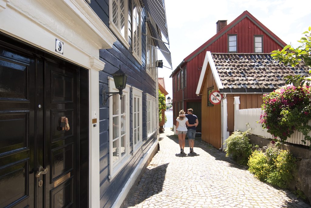 Ta en spasertur mellom gamle Sørlandhus og brosteinsbelagte gater i Arendal. Foto: Peder Austrud©Visit Sørlandet.