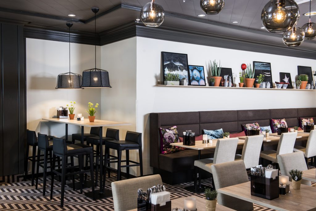 De mørke fargene skaper en fin atmosfære i restauranten.