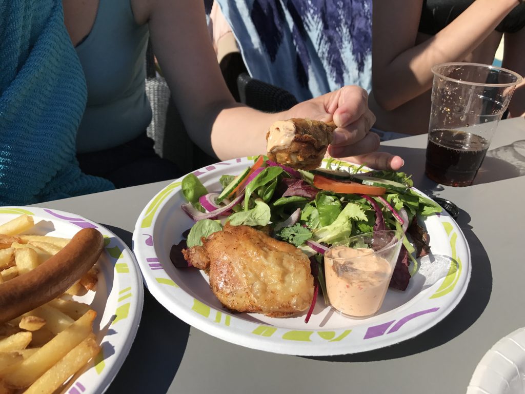 Hamburger fra bassengbaren på Scandic Sørlandet