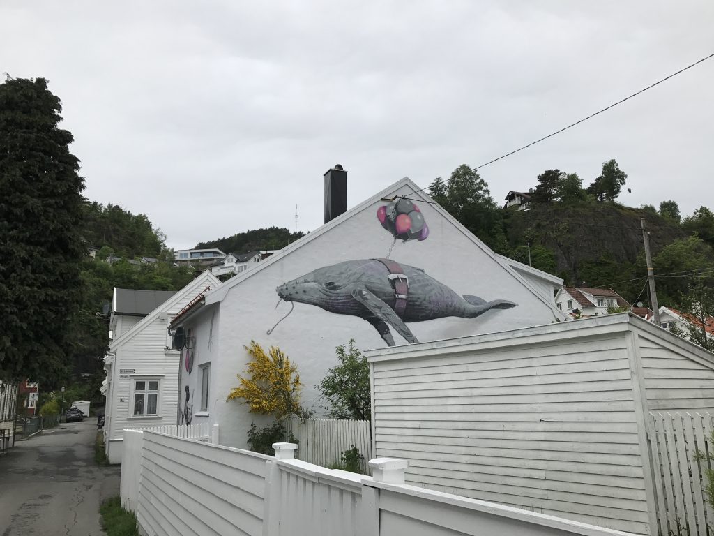 Gatekunst i Flekkefjord, flyvende hval