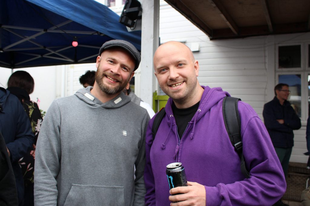 Frode Johannessen i Smaabyen Flekkefjord og rapper fra Mors Rebeller på bakgårdsfest under Smaabyfestivalen