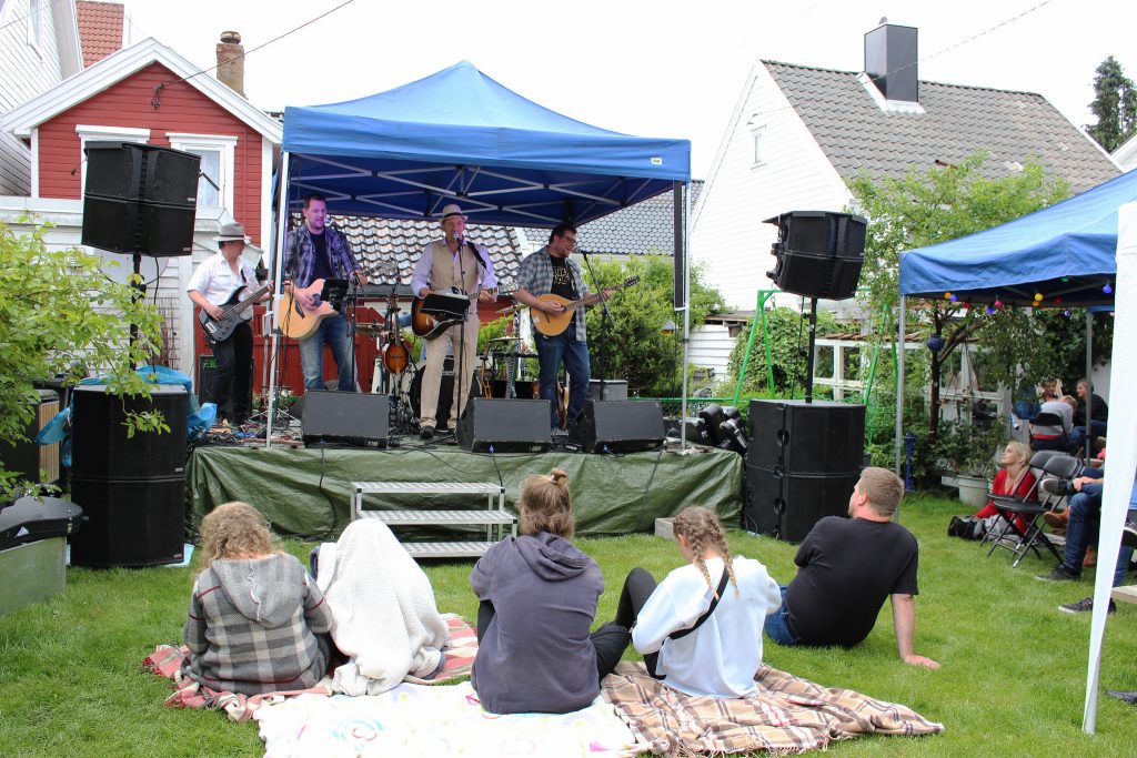 Hardcore Troubadours spiller på bakgårdsfest på Smaabyfestivalen i Flekkefjord