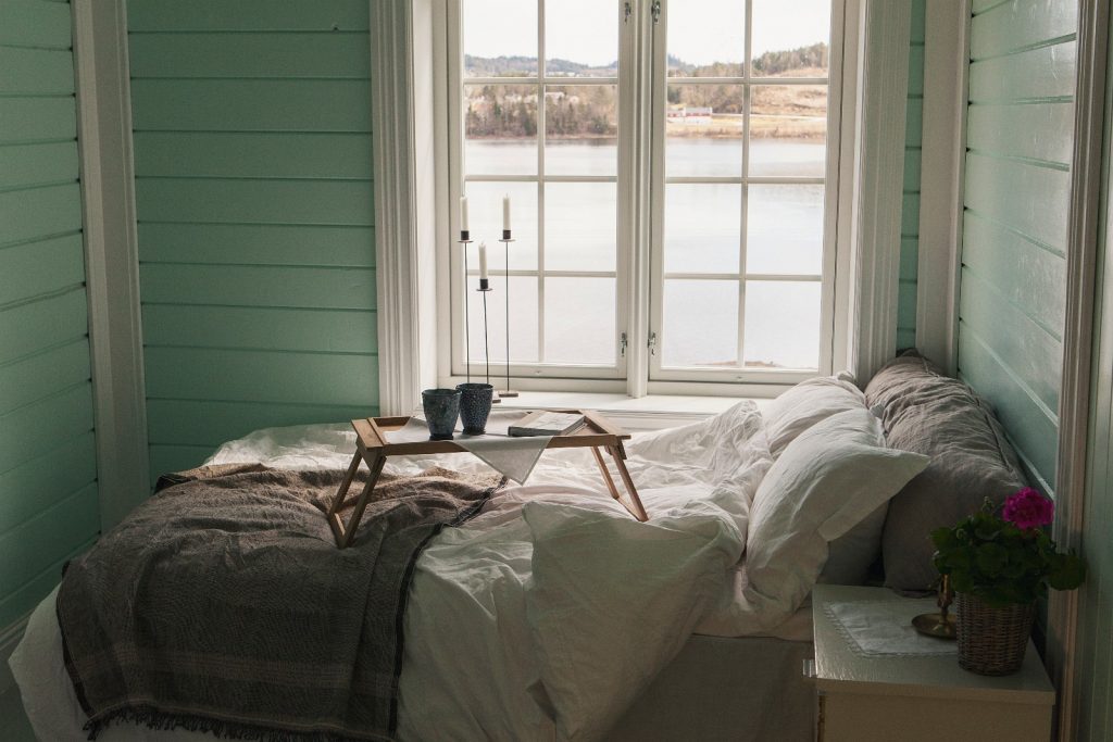 Til frokosten på Flakk gård kan du høre lyden av sauebjeller og se ut på vakre Flakksvann.