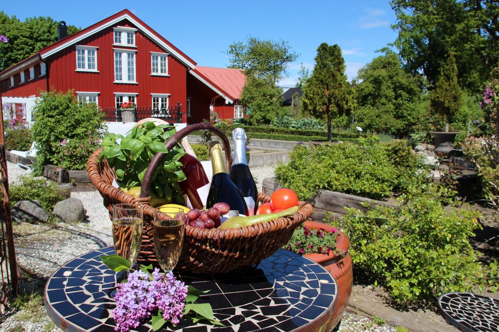 Bjellandstrand gård ligger midt i Nasjonalparken og tilbyr tvekamp og Farmen light.