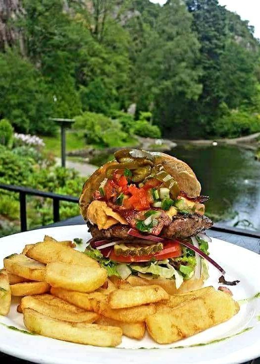 Burger på Cafe Generalen Ravnedalen Kristiansand