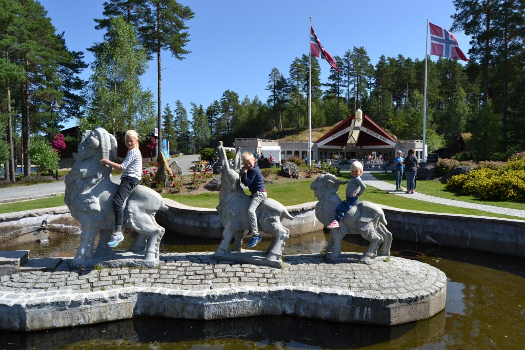 I sommer kan du overnatte i yurter ved Mineralparken på Evje.