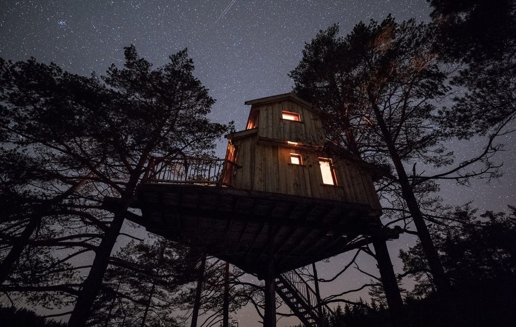 Bo i Øyhytta på Fiddan og nyt stjernene fra en beksvart himmel.