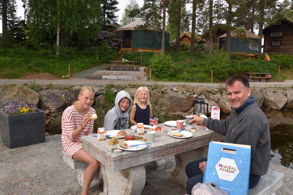 Frokost inntas utenfor yurtene i Mineralparken