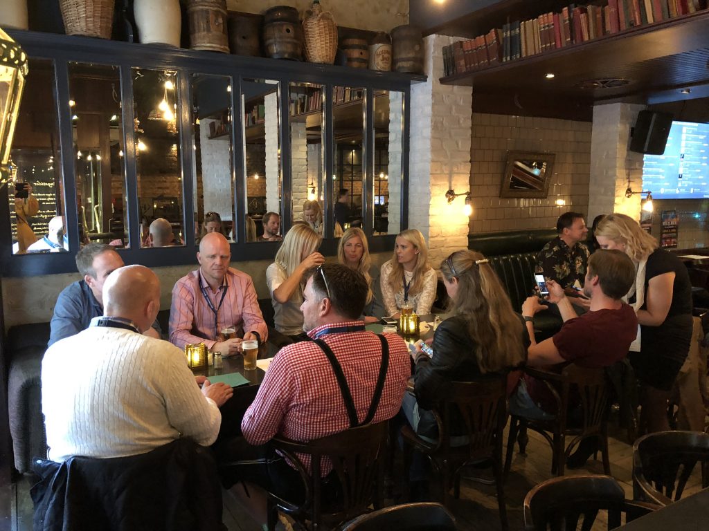 Bli kjent med nye mennesker på Kristiansand Beer Walk. Foto: E. Høibo©Visit Sørlandet.