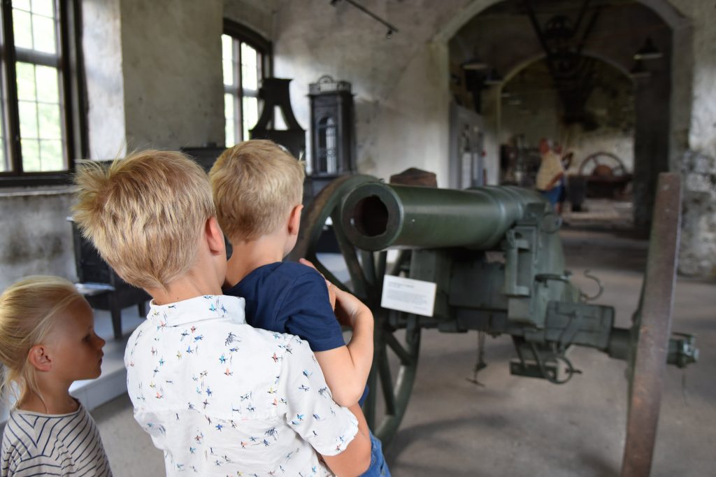 Ungene synes det var spennende å se en kanon fra 1800-tallet utstilt på Næs jernverksmuseum. Foto: Elisabeth Høibo©Visit Sørlandet