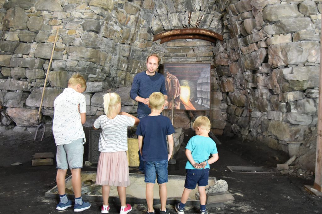 Lær mer om hvordan jern og stål ble fremstilt i gamle dager. Foto: Elisabeth Høibo©Visit Sørlandet