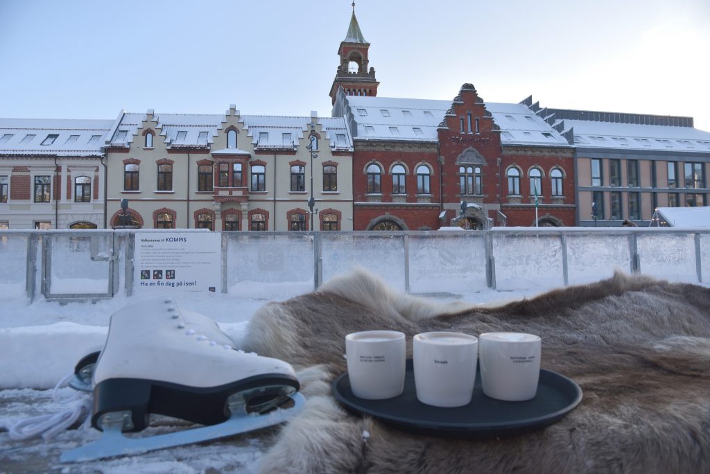 Midt på Torvet i Kristiansand skaper isbanen en fin ramme rundt Julebyen. Foto: E.Høibo©Visit Sørlandet