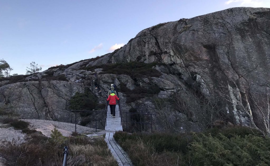 Turgåere på bro langs kyststien på Kapelløya
