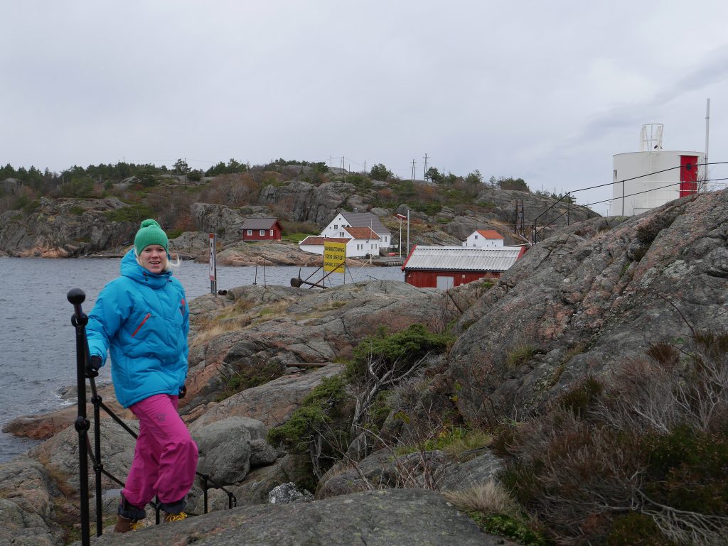 Kvinne i fargerike klær på tur langs kysstien i Ny-Hellesund