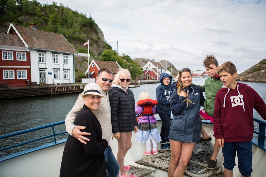 voksne og barn ombord på båt gjennom Ny-Hellesund