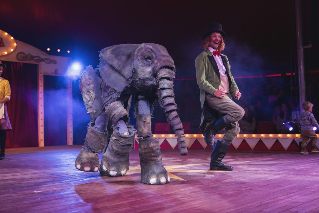 Sirkus Jespers elefant gjør magiske triks. Foto: Dyreparken