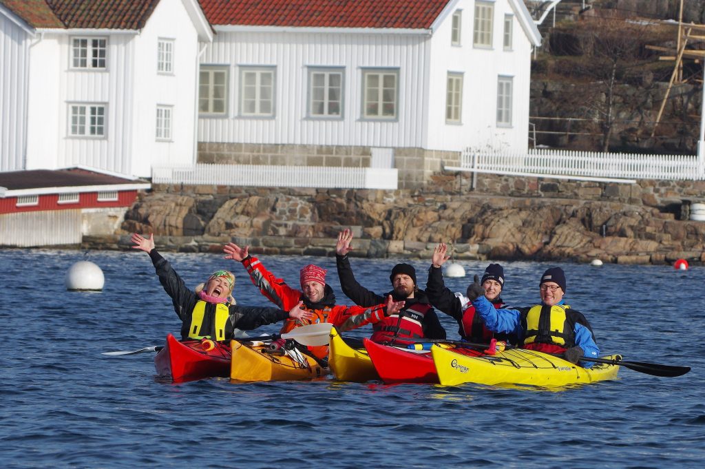 Gruppe som padler kajakk i skjærgåden på Sørlandet med Kote Null