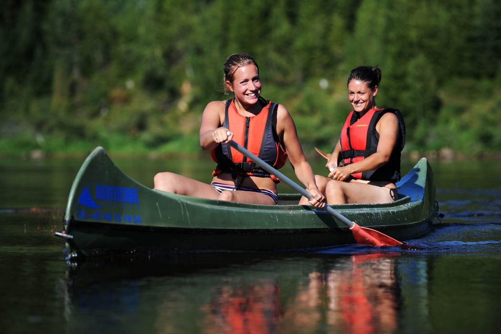 Adventure Norway i Marnardal koser seg i kanoen. Foto: Adventure Norway