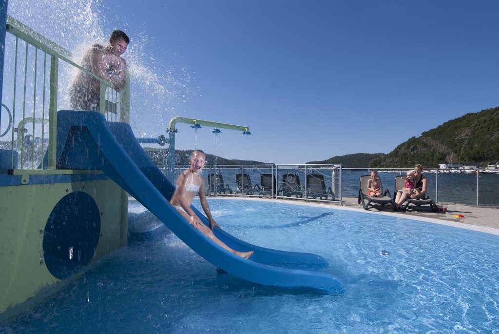 I Sørlandsbadet kan du bade ute hele høstferien. Foto: Peder Austrud©Visit Sørlandet