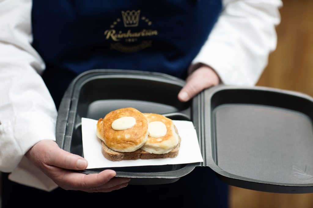 Take away fiskekake på brødskive.